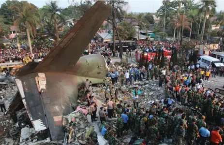  ?? KHARISMA TARIGAN/AFP/GETTY IMAGES ?? Indonesian search and rescue teams work at the site of a C-130 Hercules aircraft crash in Medan on Tuesday. The plane exploded in a residentia­l area.