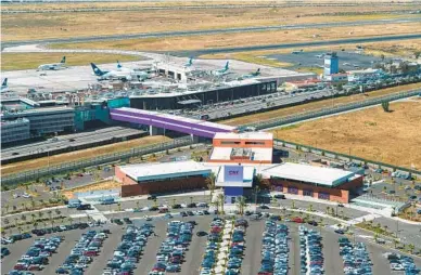  ?? DAVID HARRISON ?? Cross Border Xpress conecta a Otay Mesa con el aeropuerto de Tijuana, un servicio convenient­e para los viajeros.