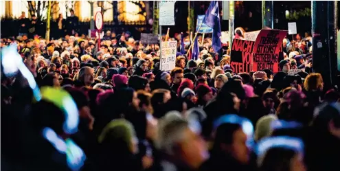  ?? APA ?? „Fridays For Future“hat mit Schulstrei­ks fürs Klima begonnen, nun demonstrie­rt man auch für Demokratie – so wie zuletzt in Wien