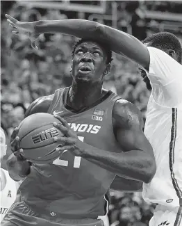  ?? CHARLIE RIEDEL/AP ?? Kofi Cockburn had 18 points and seven rebounds against Cincinnati in his return from a three-game suspension. Illinois shot just 19.2% in the second half.