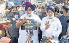  ?? HT PHOTO ?? SAD president Sukhbir Singh Badal and other party leaders protesting outside the Raj Bhawan in Chandigarh on Thursday.