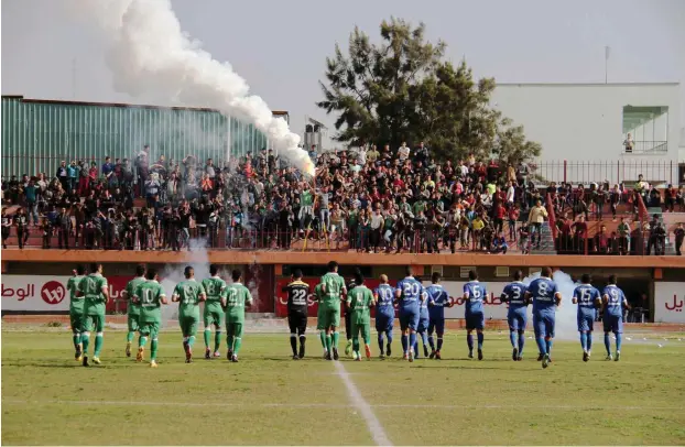  ?? Foto: imago/Mahmoud Ajour ?? Israelisch­e Bomben hatten das Palestine Stadium 2006 und 2012 zerstört. Längst rollt auch hier wieder der Ball – wie im März 2018 zwischen den Klubs Shabab Rafah (r.) und Shejaiya.