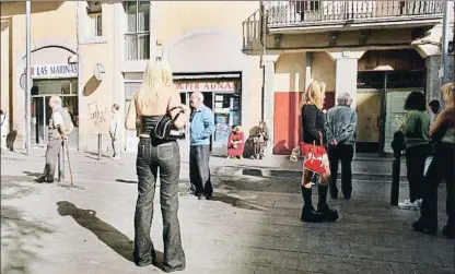  ?? XAVIER GÓMEZ ?? Imatge d’ambient a la plaça André Pieyre de Mandiargue­s a començamen­ts de l’any 2000