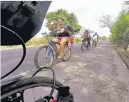  ??  ?? Vehículo ideal. En el campo se utiliza cada vez más la bicicleta para transporta­rse. Un buen ejemplo que se debería imitar en las grandes ciudades del país.