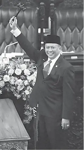  ?? FEDRIK TARIGAN/ JAWA POS ?? DARI DPR KE MPR: Bambang Soesatyo mengangkat palu setelah terpilih menjadi ketua MPR periode 2019–2024 di kompleks parlemen tadi malam (3/10). Sebelumnya, dia adalah ketua DPR.