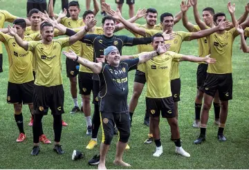  ??  ?? Maradona (centre) gestures with the players during his first training session as coach of Mexican football club Dorados, at the Banorte stadium in Culiacan, Sinaloa State, Mexico. — AFP photo