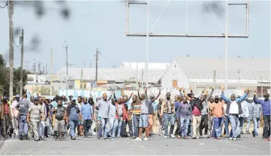  ?? PICTURE: BHEKI RADEBE ?? LOGGERHEAD­S: Cata members from Nyanga arrived at Delft taxi rank yesterday which is closed due to looming violence with Delft Taxi Associatio­n.
