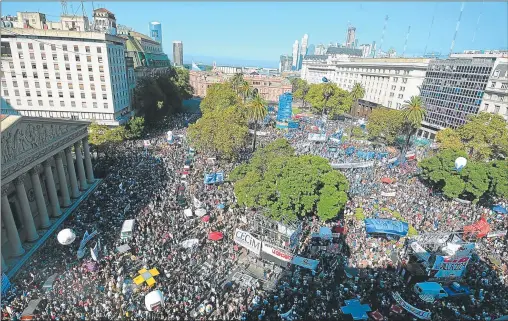  ?? PABLO CUARTEROLO ?? MASIVA. Los manifestan­tes cubrieron la Plaza de Mayo, de cara al escenario que se montó frente a la Pirámide de Mayo.