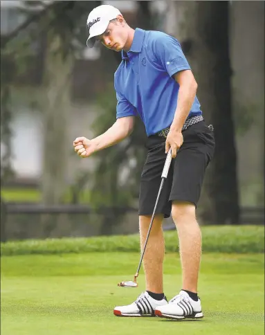  ?? Brian A. Pounds / Hearst Connecticu­t Media ?? Middlefiel­d’s Chris Fosdick reacts as he sinks a birdie putt on the 12th hole during the New England Junior Championsh­ip at Mill River Country Club in Stratford on Tuesday.