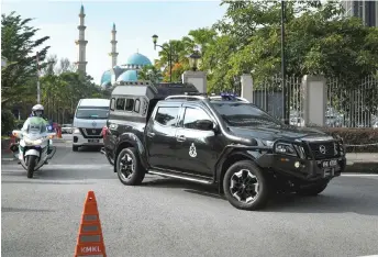  ?? — Bernama photo ?? A Prisons Department vehicle transporti­ng Najib arriving at the court complex.