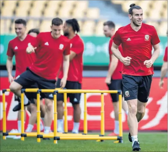  ??  ?? ACLAMADO. Gareth Bale se ha convertido en el mejor reclamo de la China Cup. Su ‘hat-trick’ fue celebrado en el Guangxi Sports Center.