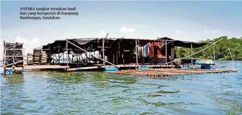  ??  ?? ANTARA sangkar ternakan hasil laut yang beroperasi di Kampung Bambangan, Sandakan.