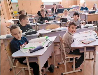  ?? ?? Survival skills: Pupils at Kyiv’s Gymnasium 119 are learning to adapt to war