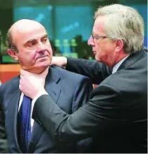  ?? EFE ?? El presidente del Eurogrupo, Jean-Claude Juncker, bromea con Luis de Guindos en 2012