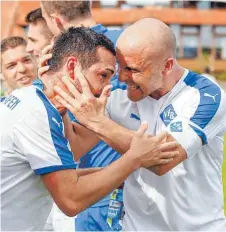  ?? FOTO: ALEXANDER HOTH ?? Wollen in der Rückrunde zu Hause nichts anbrennen lassen: Denis Nikic (links) und Spielertra­iner Daniel Di Leo.