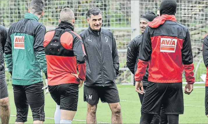  ?? FOTO: UNANUE ?? José Luis Mendilibar charla con sus ayudantes y jugadores con cara de pícaro durante un entrenamie­nto reciente del Eibar en Atxabalpe