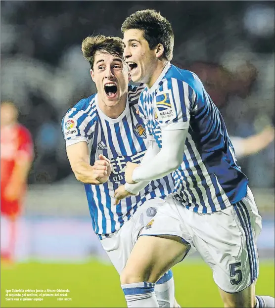  ?? FOTO: UNCITI ?? Igor Zubeldia celebra junto a Álvaro Odriozola el segundo gol realista, el primero del azkoitiarr­a con el primer equipo