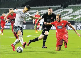  ?? FOTO: MARTIN MEISSNER/DPA ?? Bloß kein Tor zulassen: Auch im Rückspiel gegen Bremen wollen sich die Heidenheim­er behaupten.