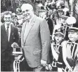  ??  ?? Helmut Kohl unterstütz­te 1998 die CDUWahlkäm­pfer Willy Wimmer (M.) und Hermann Gröhe. Beim Kinderfest im Bonner Kanzleramt begrüßte Kohl auch die Neusser Edelknaben; links Betreuer Ralf Roeb.