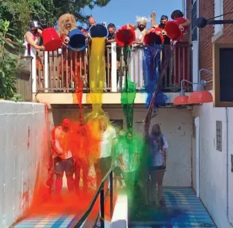  ?? COuRTESy CuRAlEAf ?? CHILLING OUT: Curaleaf staff members in Provinceto­wn participat­e in a colorful version of the Ice Bucket Challenge.