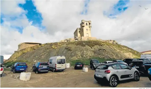  ?? JORGE DEL ÁGUILA ?? Coches aparcados a los pies del castillo de Santa Catalina.