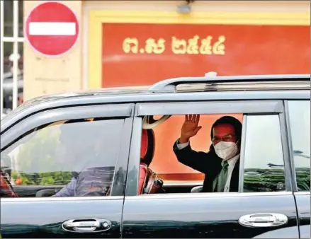  ?? HONG MENEA ?? Kem Sokha waves to his supporters after attending his hearing on Wednesday.