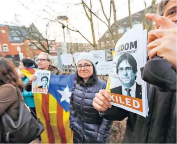  ??  ?? ► Protesta frente a la cárcel de Neumünster, donde permanece Puigdemont.