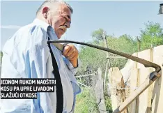  ??  ?? JEDNOM RUKOM NAOŠTRI KOSU PA UPRE LIVADOM SLAŽUĆI OTKOSE