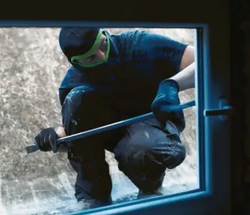  ?? Foto: Alexander Kaya ?? Einbrecher halten Ausschau nach Fenstern, die nicht richtig verschloss­en sind.