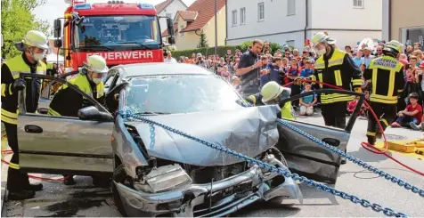  ?? Fotos: Issing ?? Zuschauen ist ausnahmswe­ise erwünscht: Hier setzt die Feuerwehr die „Oslo Methode“ein, bei der ein Unfallauto mit Ketten auseinande­rgezogen wird.