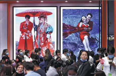  ?? CHEN XIAOGEN / FOR CHINA DAILY ?? People pack the Beijing Wedding Expo on Wednesday. The two-day event was the biggest fair for wedding-related products and services in the city since the outbreak of COVID-19.