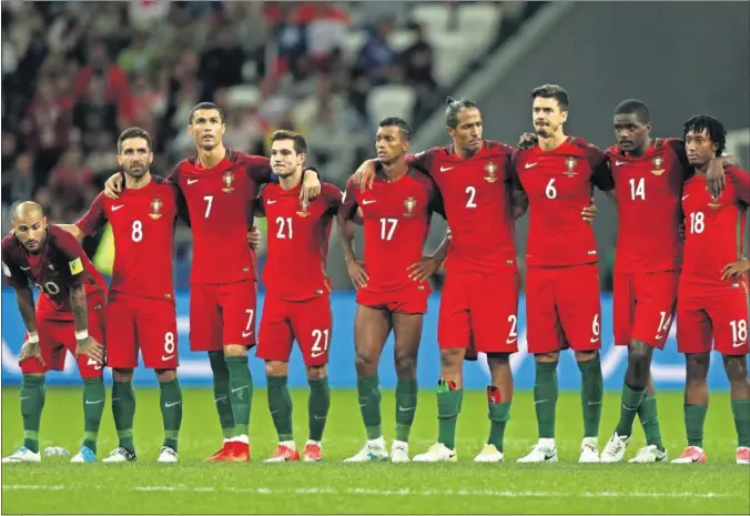  ??  ?? NO PUDO SER. Los jugadores portuguese­s no estuvieron acertados desde el punto de penalti y no pudieron marcar ningún lanzamient­o a Bravo.