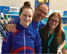  ??  ?? Wiktoria Weinert with Sligo SC head coach, Eduardo Santos and the Swim Ireland Pathway Coach for Connacht/Munster region, Sarah Fellner.