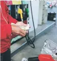  ?? FOTO: EL HERALDO ?? La gasolina superior y regular se espera que bajen de precio.