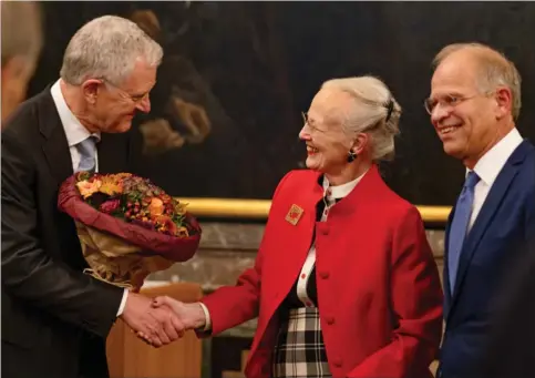  ??  ?? Dronning Margrethe overrakte onsdag H.C. Ørsted Medaljen i guld til professor i kemi Karl Anker Jørgensen fra Aarhus Universite­t. Foto: Lars Svankjaer