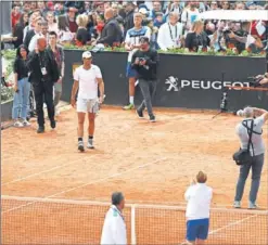  ??  ?? EXPECTACIÓ­N. Nadal sale a la pista para entrenarse en Roma.