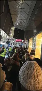  ??  ?? Jeudi matin, l’enseigne suédoise s’était organisée pour éviter la cohue lors du lancement de la collection capsule Kenzo x H&M, sur le boulevard Haussmann, à Paris.