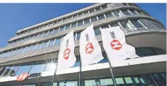  ?? FOTO: HSBC ?? HSBC bleibt mit dem Hauptsitz in Düsseldorf, hier die neue Zentrale in Oberkassel. Von der Börse aber verabschie­det sich das Bankhaus.