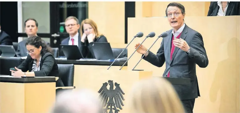  ?? FOTO: BERND VON JUTRCZENKA/DPA ?? Bundesgesu­ndheitsmin­ister Karl Lauterbach (SPD) wirbt im Bundesrat für seinen Gesetzentw­urf.