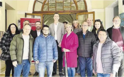  ?? MEDITERRÁN­EO ?? Foto de grupo durante la celebració­n del sorteo del orden de las bandas, con Alejandro Clausell en el centro.