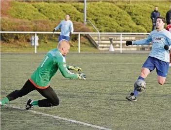  ??  ?? Einen Moment zu spät kam Adem Cakat in dieser Szene gegen TuSEM-Keeper Marcel Ptach.