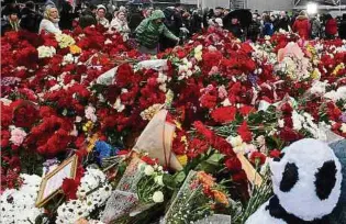  ?? ?? Vor der Crocus City Hall erinnert ein Blumenmeer an die Opfer.
