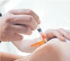  ?? SYMBOLFOTO: JULIAN STRATENSCH­ULTE/DPA ?? Seit einigen Jahren ist die Masernimpf­ung für bestimmte Menschen Pflicht. Aber nicht alle halten sich daran.