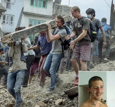  ??  ?? A mani nude Giovani volontari per le strade di Kathmandu devastate dal terremoto