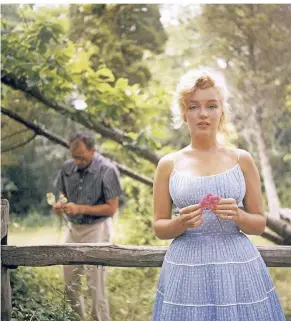  ?? FOTO: SAM SHAW/SHAW FAMILY ARCHIVES/GETTY IMAGES ?? Marilyn Monroe und Ehemann Arthur Miller im Park (1957).