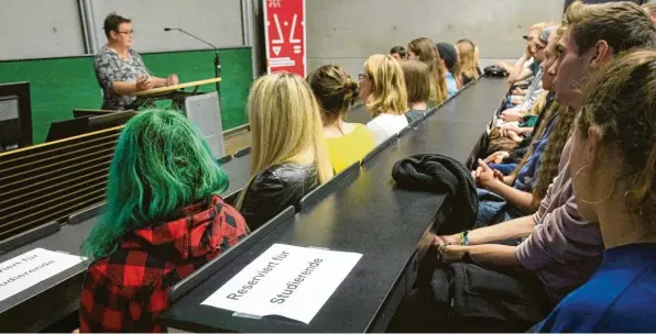  ?? Fotos: Annette Zoepf ?? An der Hochschule Augsburg können Studenten jetzt auch Soziale Arbeit studieren. Beim Auftakt sprach unter anderem Martina Kobriger vom Sozialdien­st katholisch­er Frauen.