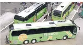  ?? FOTO: DPA ?? Busse des Unternehme­ns Flixbus stehen am Frankfurte­r Hauptbahnh­of an einem Terminal für Fernbusse.