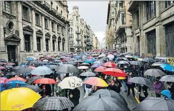  ?? DANI DUCH CÉSAR RANGEL ?? Centenars de persones van anar ahir a prop de l’antic edifici de Correus a Barcelona per celebrar el dia del Treballado­r. Els sindicats van criticar la lentitud de formar el govern