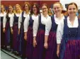  ?? Foto: Karin Marz ?? Mit ihren neuen Dirndl-Schürzen präsentier­ten sich die Musikerinn­en in Langenneuf­nach.