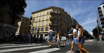  ??  ?? À gauche, rue de France, le long de la pharmacie, le port du masque n’est pas obligatoir­e. Sur le boulevard Gambetta, il l’est. Aucun panneau n’indique l’entrée dans une zone réglementé­e. (Photo Dylan Meiffret)